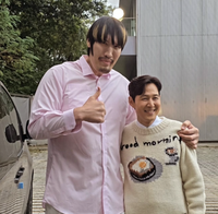 이정재, 최홍만 옆에선 그저 아이가 돼 [★SNS]