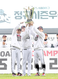 [포토]우승 트로피 들어올리는 LG 염경엽 감독-임찬규-박해민