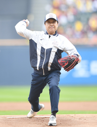 [포토] 시구하는 김재박 전 감독