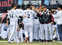 [포토]KS 1차전 승리한 LG 염경엽 감독