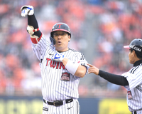 [포토] 6회 적시타 날린 김현수