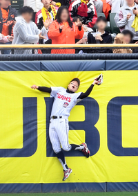 [포토]슈퍼 캐치로 위기 넘기는 LG 박해민