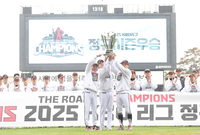 [포토]LG 염경엽 감독-임찬규-박해민, 우승 트로피 함께!