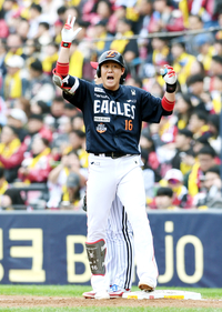 [포토]2회초 선두타자 출루하는 한화 하주석