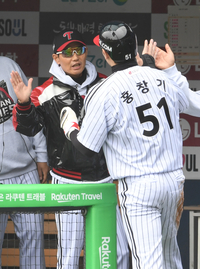 [포토]홍창기의 선제 득점을 반기는 LG 염경엽 감독