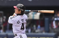 [포토]LG 신민재의 2타점 적시타