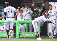 [포토]LG 염경엽 감독, 박해민 홈런에 만세!