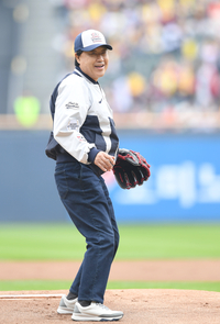 [포토] 시구 김재박 전 감독 ‘제대로 안들어갔어’