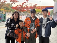 “PO 떨어질까 걱정 많았어요” 한화 KS 기다린 팬들, 마지막 축제 ‘만끽’한다 [KS 현장속으로]