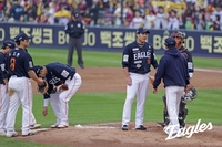 좌타 많은 LG 상대로 우투 불펜?…정석 대신 김경문의 ‘감’→결국 한화의 패착 [KS1 승부처]