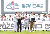 [포토]정규시즌 우승 트로피 받은 LG