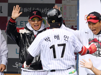 [포토]홈런의 기쁨을 나누는 LG 박해민과 염경엽 감독