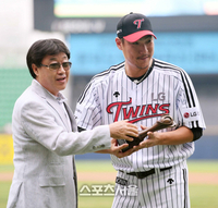 LG 1990 우승 멤버 김재박 시구→가수 이창섭 애국가 [KS1]