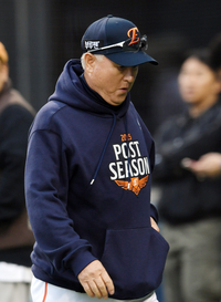 [포토]1차전에 고개 떨군 한화 김경문 감독