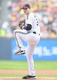 [포토] 역투하는 LG 선발 톨허스트