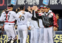 [포토]승리의 하이파이브를 나누는 LG 염경엽 감독
