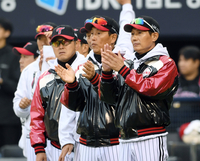 [포토]선수들에게 박수를 보내는 LG 염경엽 감독