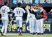 [포토]LG 염경엽 감독, 1차전 이겼다!