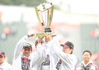 [포토] 염경엽 감독-임찬규-박해민 ‘정규리그 우승트로피 번쩍’