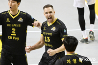 ‘경민대’서 첫 승…‘비예나 30득점’ KB손해보험, ‘러셀 트리플 크라운’ 대한항공 ‘연승’ 저지
