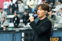 [포토]한국시리즈 1차전 애국가 부르는 이창섭