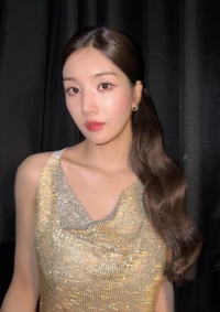 권은비, 마카오 밤 밝힌 ‘골드 글래머 여신’