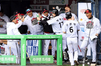 [포토]추가 득점에 기뻐하는 LG 염경엽 감독