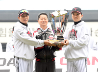 [포토]정규 시즌 우승 트로피 차지한 LG