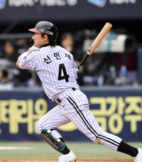 [포토]2타점 적시타 치는 LG 신민재