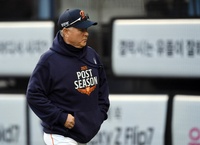 [포토]LG에 1차전 내준 한화 김경문 감독