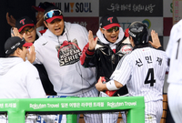 [포토]신민재의 추가 득점에 기뻐하는 LG 염경엽 감독