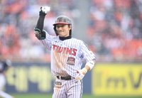 [포토] 신민재, 6회 만루기회 살린 적시타