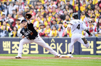 [포토]LG 신민재, 내가 먼저!