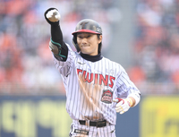 정규시즌 감 어디 안 가네…‘공수 맹활약’ 신민재, LG 1차전 승리 이끌었다 [KS1]