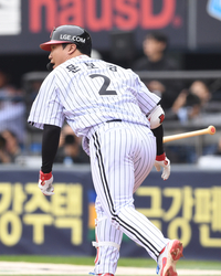 [포토]LG 문보경, 한화 문동주 상대 1타점 2루타