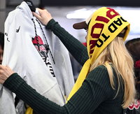 한국시리즈 1차전 찾은 외국여성, 내가 좋아하는 LG 선수는? [포토]