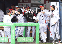 [포토]박해민-구본혁과 하이파이브 나누는 LG 염경엽 감독