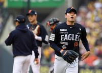 [포토]아웃카운트 잡지 못하고 강판되는 한화 조동욱