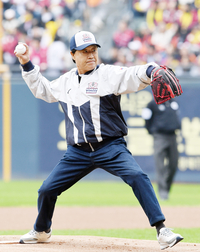 [포토]한국시리즈 1차전 시구하는 김재박 전 감독