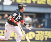 [포토] 하주석, 2회 깔끔한 우중간 안타