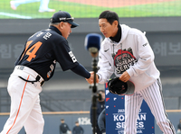 [포토]결전 앞두고 악수 나누는 LG 염경엽 감독과 한화 김경문 감독