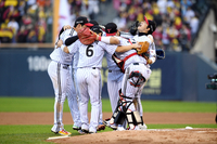 [포토]KS 1차전 승리의 기쁨을 나누는 LG