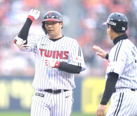 [포토] 문보경 ‘6회 추가득점하는 적시타’