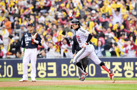 [포토]LG 박해민, 넘어갔다!