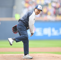 [포토] 시구하는 김재박 전 감독