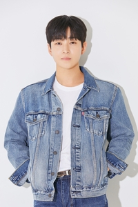 딘딘, 올바른 청년 굳히기? “연예인 돈 버는 거 ‘개꿀’인데 투정 맞아?”