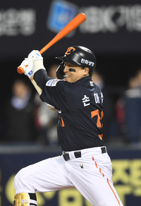 [포토]한화 손아섭, LG 임찬규 상대 2루타