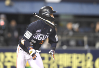 [포토] 선두타자 문현빈, 초구로 만들어낸 안타