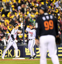 [포토]LG 구본혁, 한화 류현진 상대 2타점 동점 적시타