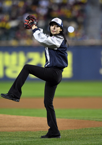 [포토]김소연, 한국시리즈 2차전 시구